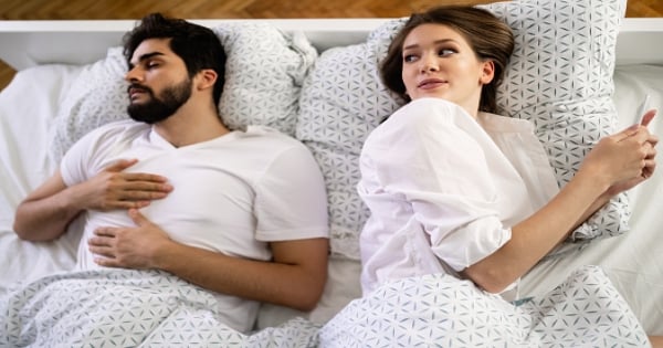 「疑心病」重？還是想找架「吵」？這四個星座女，每天都要對男友的手機「查勤」，沒安全感到讓人害怕！