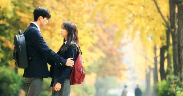 「偷偷暗戀你，但行為早就隱藏不住喜歡！」12星座男正在暗戀你才會有的「4種表現」， 越是隱藏，喜歡的跡象就越明顯！