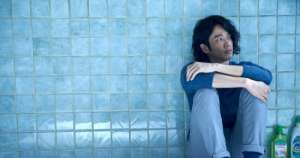 「我還沒有準備好說再見!」12星座男依然「放不下你」的3大表現!捨不得你,是他深藏心中的秘密!