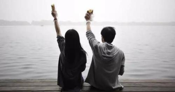 １２星座愛上你最好的「證據」！熱戀中的他，才會出現這３種「癡漢」行為