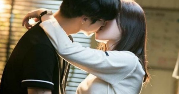 12星座男會「如何奪走」女生的「第一次」呢？在月黑風高的夜晚他會對你出手嗎？
