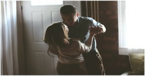一心只想把你撲倒｜和 12星座男「約會」有多容易被他「撲倒」？