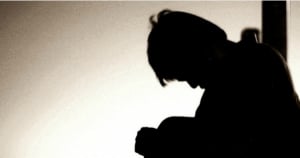 「他不是不在乎你，只是沒那麼愛你…」十二星座沒那麼愛你的表現，你該繼續留下來嗎？