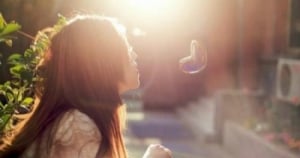 「她哭了,怎麼辦?」十二星座男看到女友哭的反應,他們比你想像中還會安慰人?