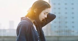 牡羊對你「低頭」不是因為他「認輸」,是因為你特別,讓你踩在羊頭上也甘願