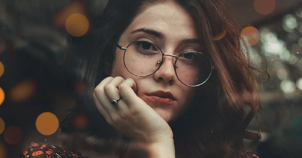 放不下「前任」的女人，一定會有這四種「忍不住」的表現！