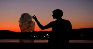「還要繼續愛她嗎？」12星座愛上了「不該愛」的人會怎麼做！