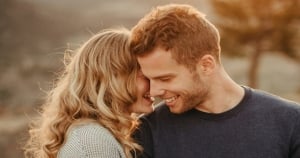 一直關心妳「這5件事」的12星座男，已經把妳放在「心靈深處」了！