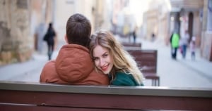「4個舉動」就能證明！真的愛你的女生，「身體」是騙不了你的！