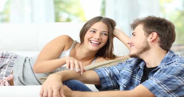 她在暗示你「可以給你追」！抓不到這些「愛情暗號」，真的等著單身到80歲！
