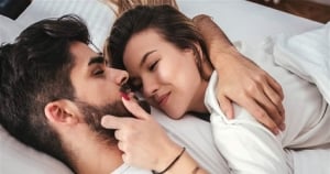 用「我睡不著…」試探他的反應!12星座「這樣回」表示他根本就「超級喜歡妳」!