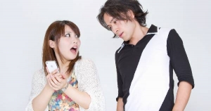 情侶之間不該有「秘密」？這些星座「談戀愛」時，不會偷看情人的手機！