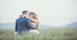 「老婆就是要娶回來疼的!」這三大星座男婚前婚後大不同,直接變身「寵妻魔人」!