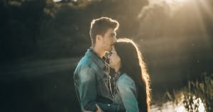 「對你有好感，看到你都止不住笑意」雙子女對你「動情」的四大徵兆，如果發現趕緊抓住她！！